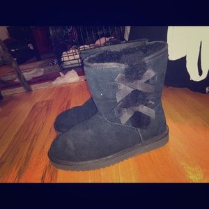 Size:8WOMENS KOOLABURRA VICTORIA SHORT WIDE BOOTS